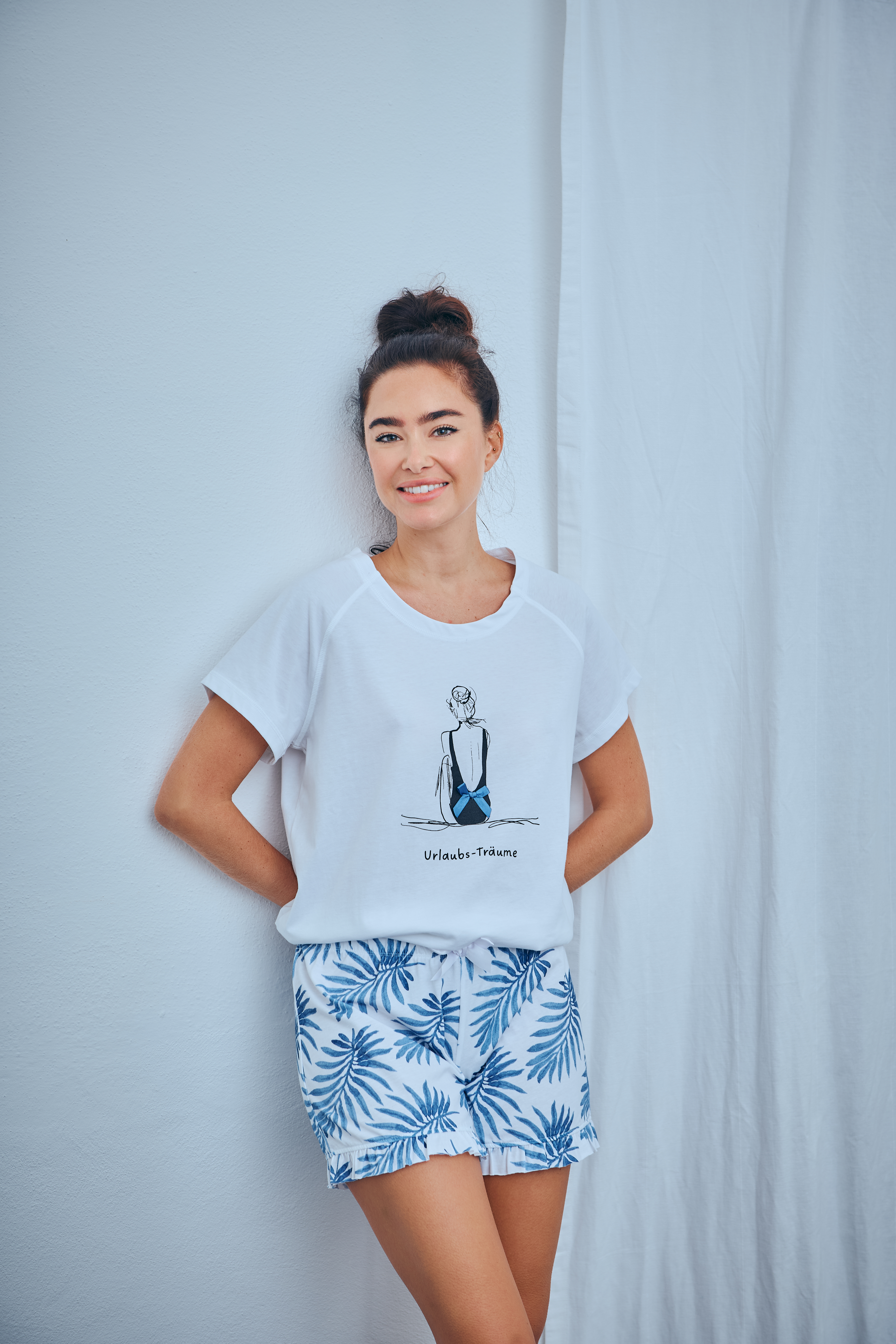 Short Set "Mädchen mit Badeanzug", weiß / Blätter allover