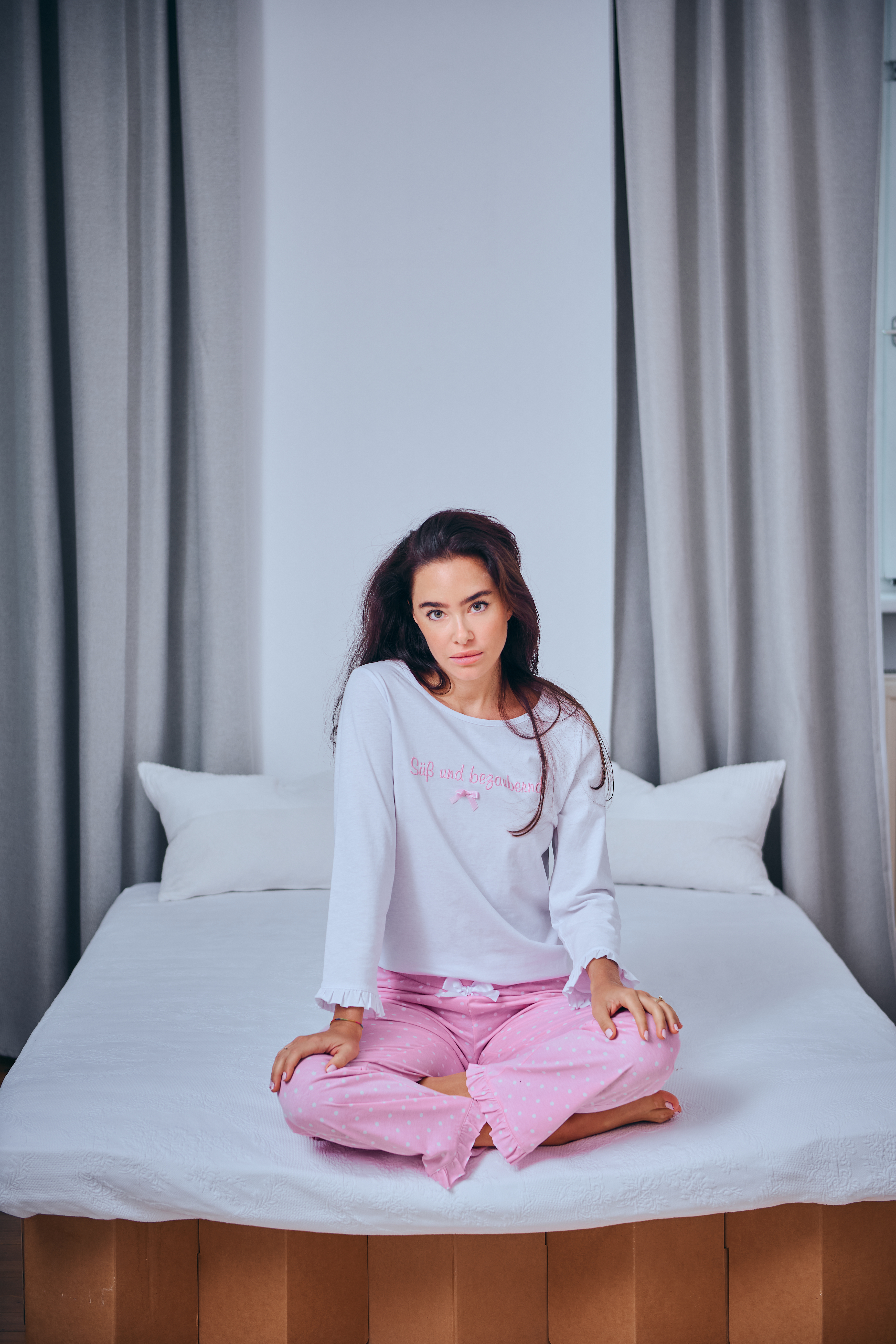 Pyjama Damen Basic "Süß und bezaubernd", weiß / rosa mit Pünktchen