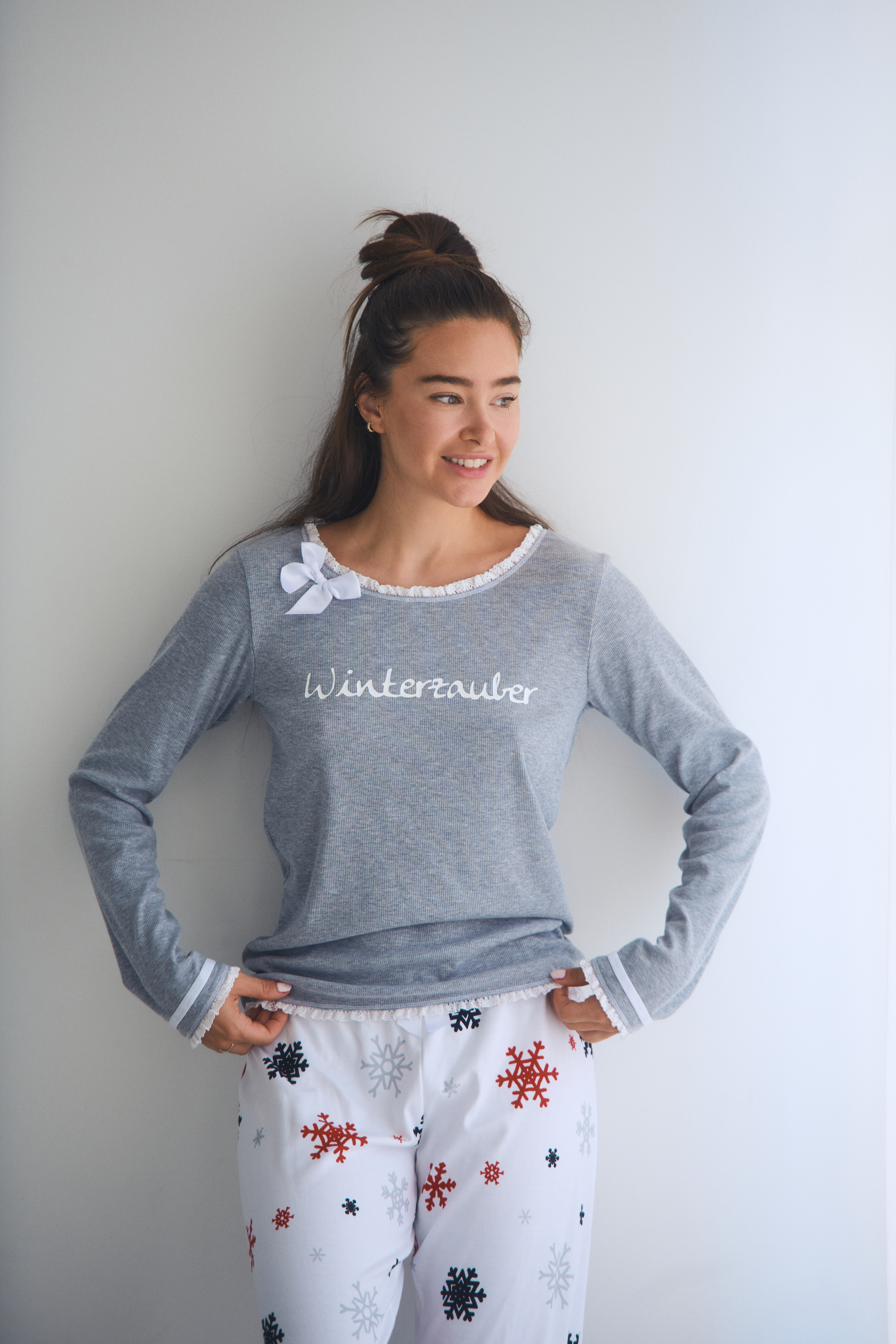 Pyjama Basic "Winterzauber", grau Rippe / Schneeflocken allover