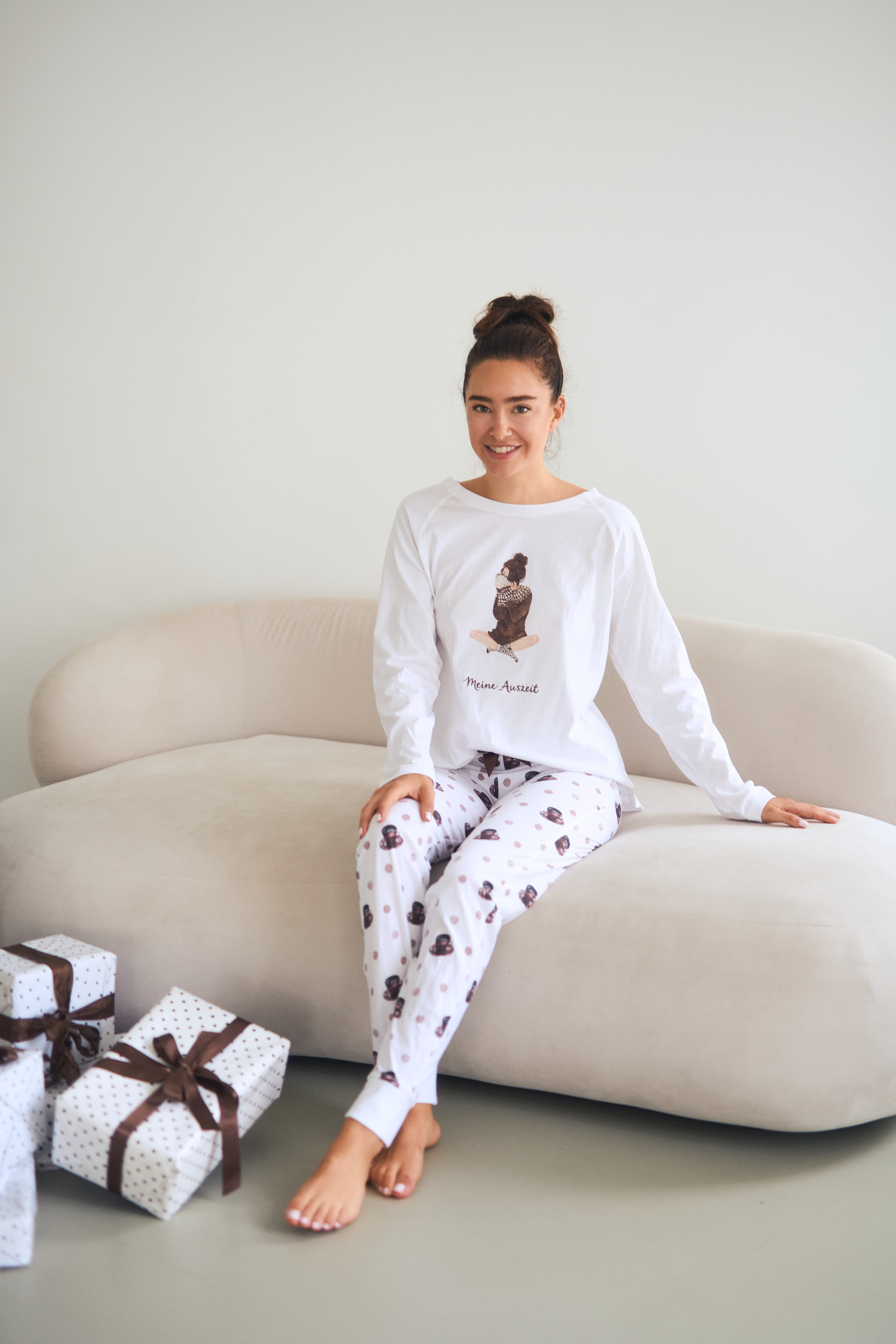 Pyjama Bündchen "Mädchen mit Kaffee", weiß / braun allover