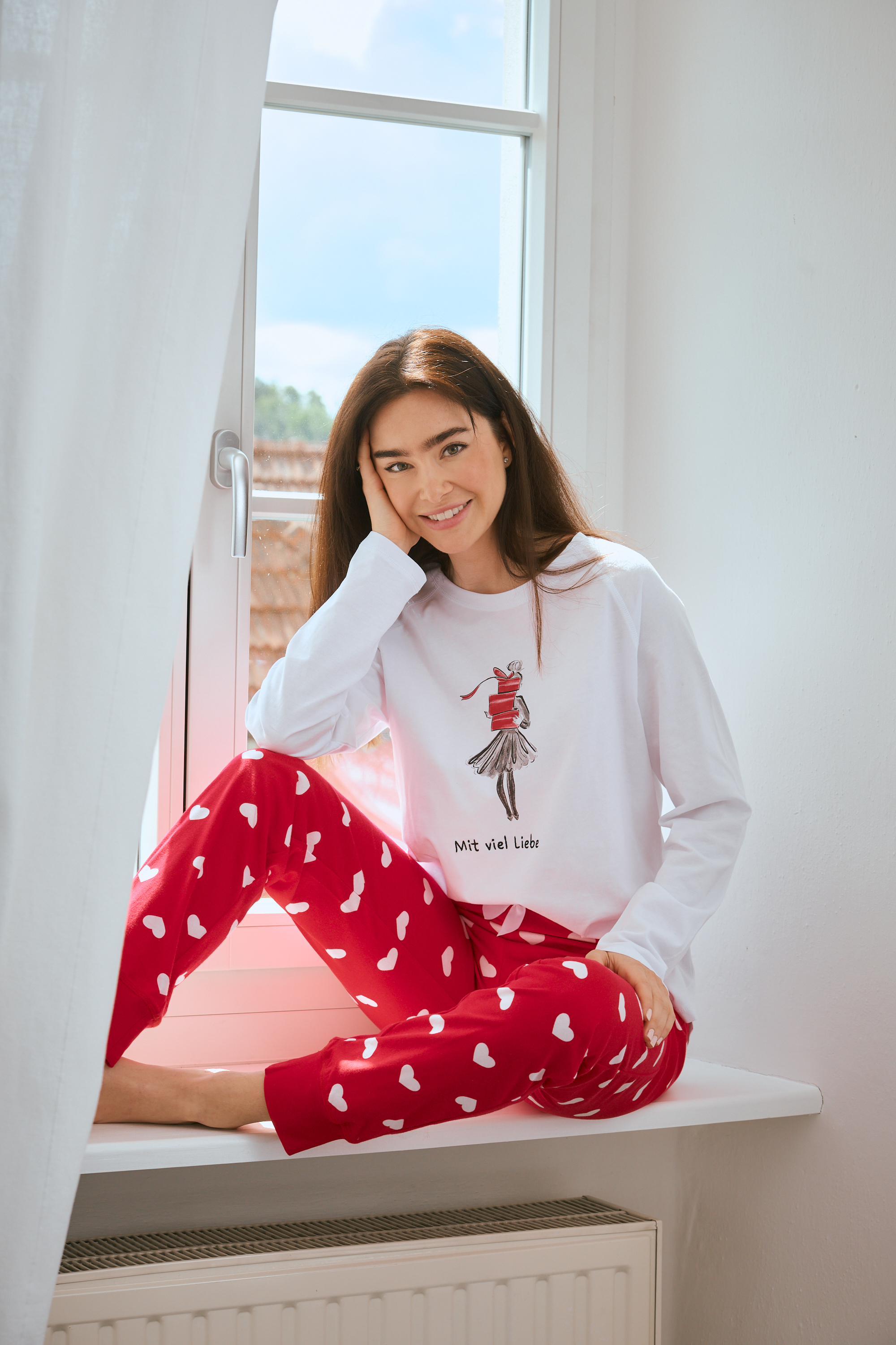 Pyjama Damen Bündchen "Geschenke", weiß / Herz allover