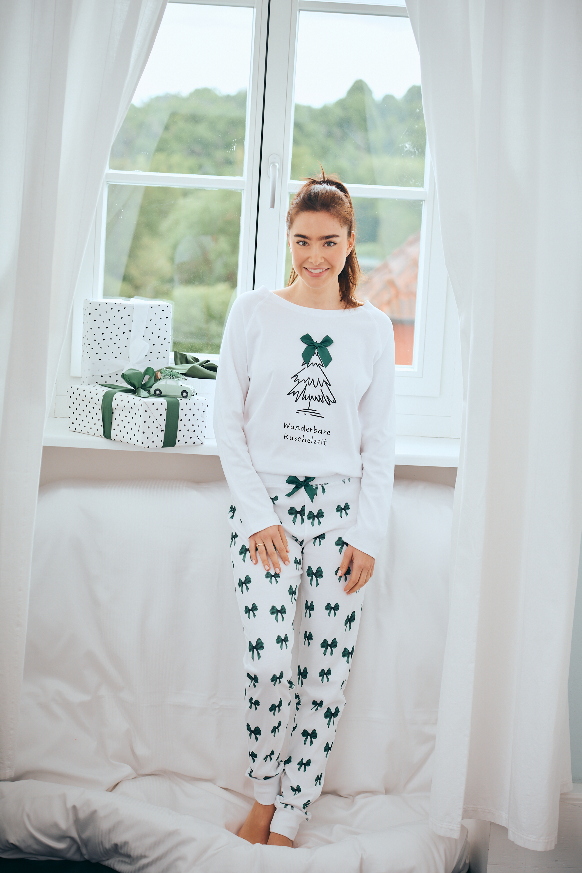 Pyjama Bündchen Damen "Tannenbaum", weiß / Schleifen allover
