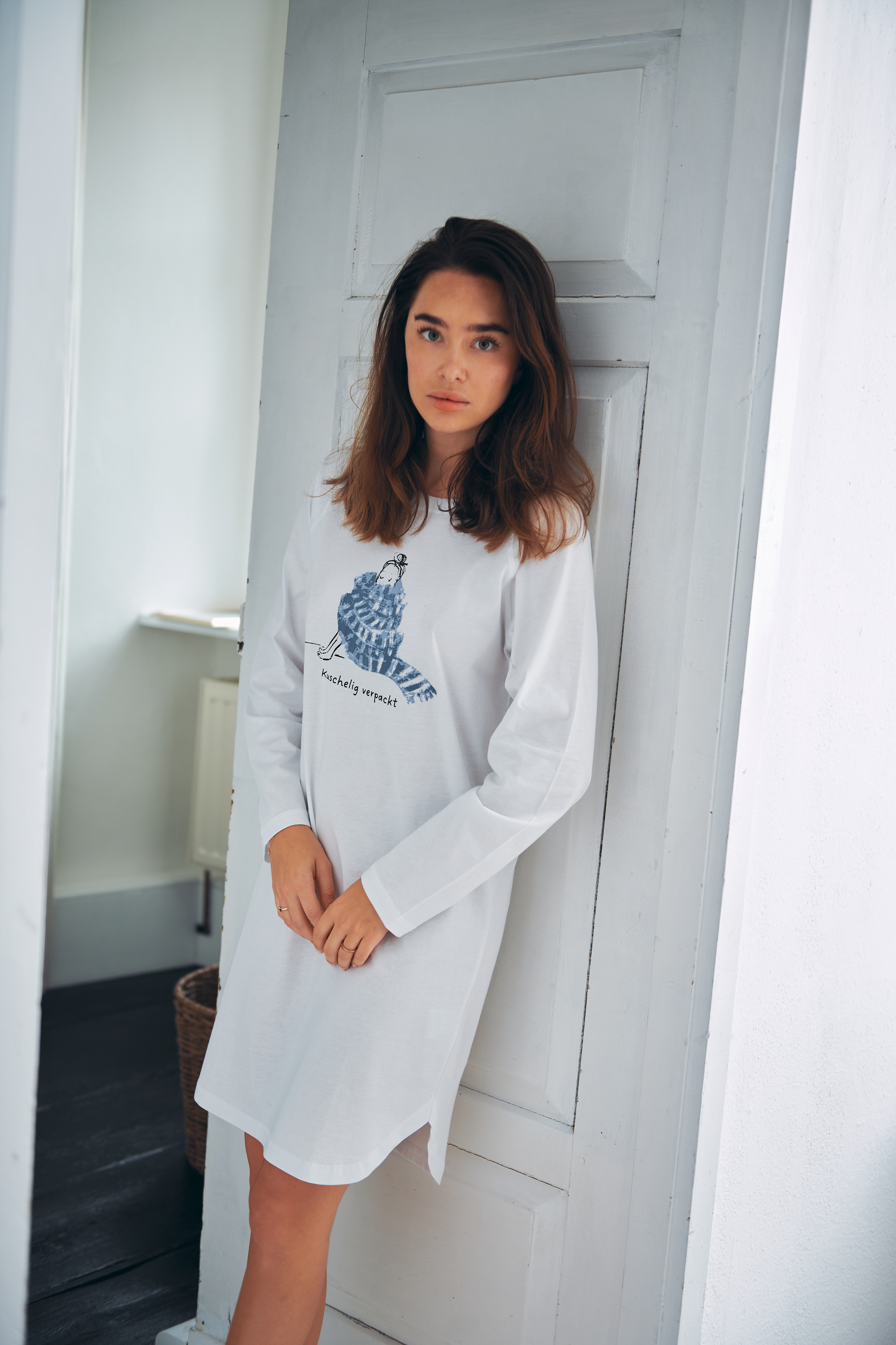Nachthemd Damen Oversize "Mädchen mit Schal", weiß