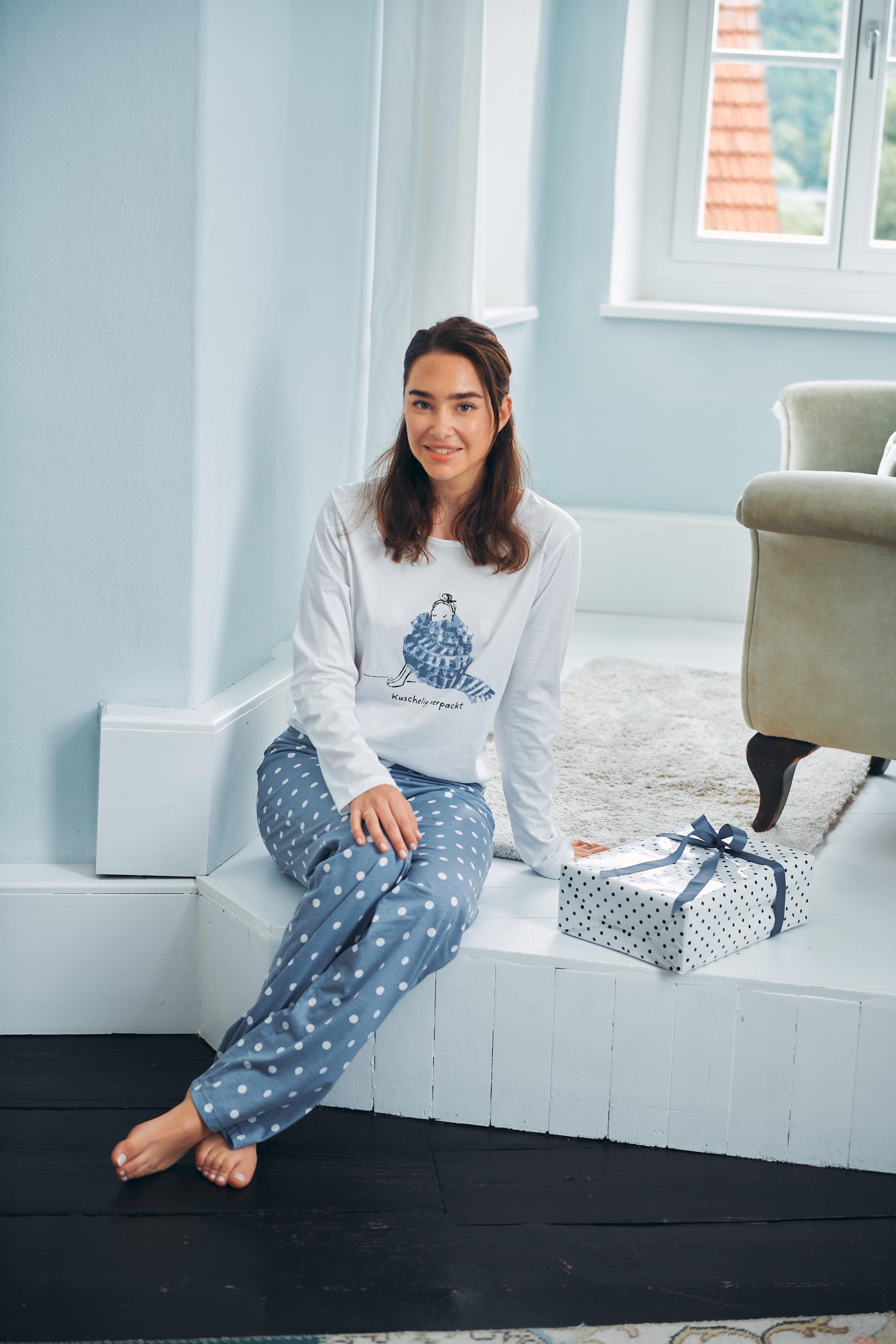Pyjama Basic Damen "Mädchen mit Schal", weiß / blau allover